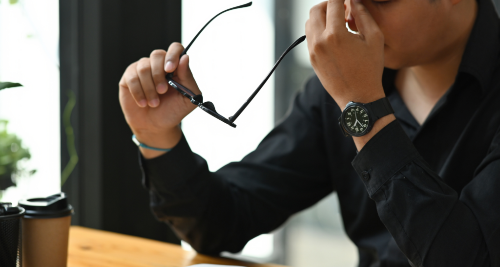 uomo con mano su testa che sembra stressato