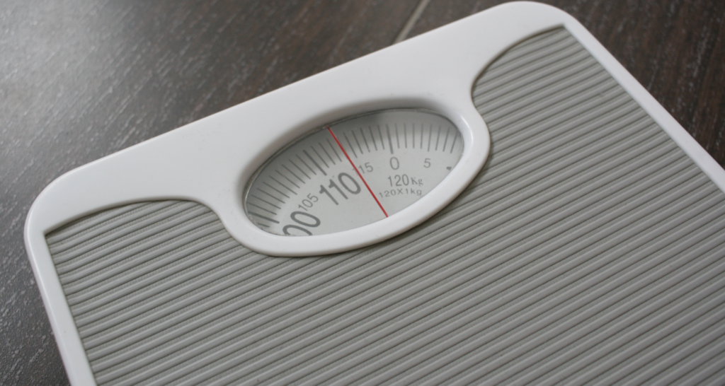 bilancia che segna 115 kg
