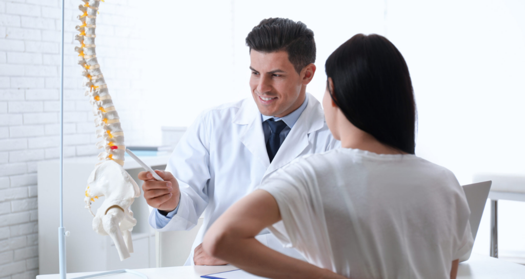 Osteopata che identica un dolore su un rachide lombare