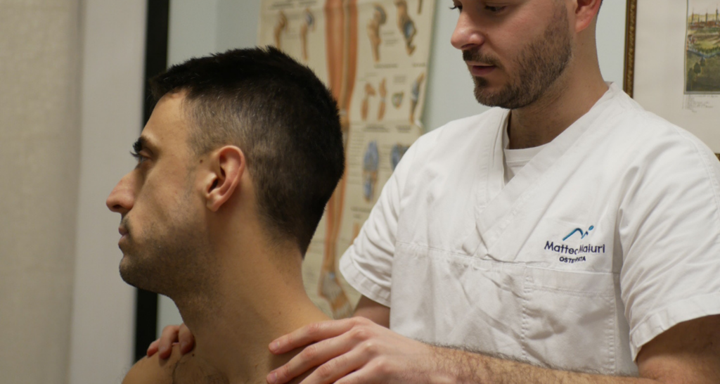 Osteopata valuta rotazioni del collo