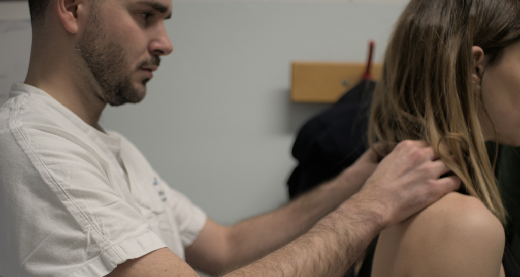 Matteo Maiuri Osteopata controlla collo per affaticamento visivo