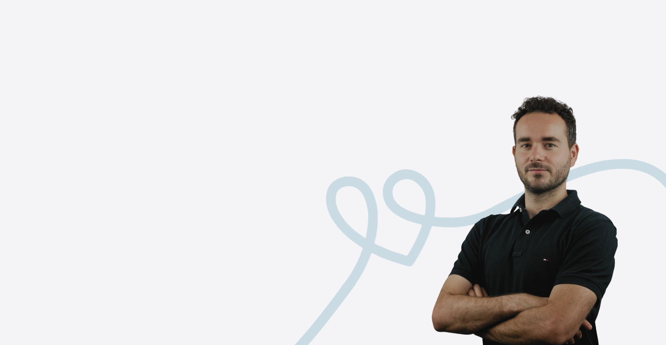 Matteo Maiuri Osteopata con disegno stilizzato blu a forma di cuore sullo sfondo