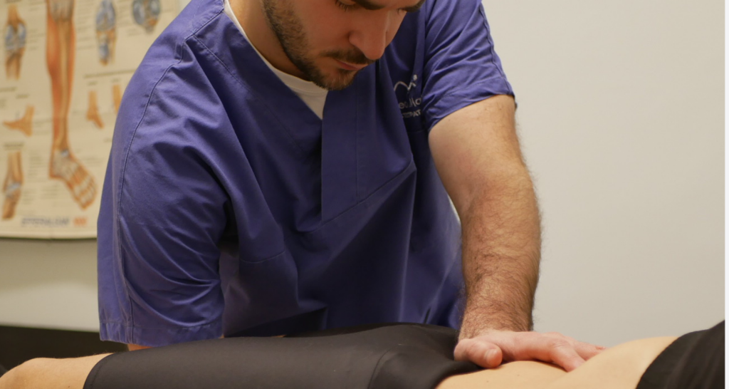 Matteo Maiuri Osteopata che tratta la fascia superficiale di una paziente sdraiata