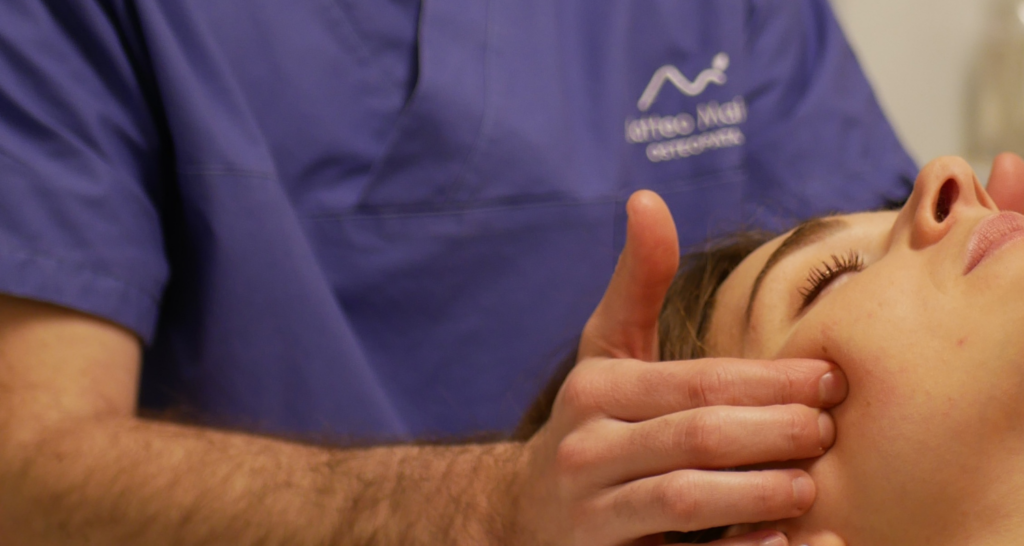 Matteo Maiuri che tratta muscoli massetere al paziente