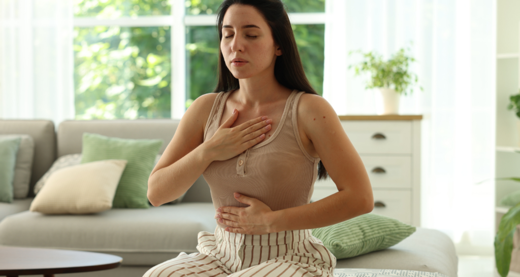 Persona con ansia e fiato corto in fase di meditazione respiratoria