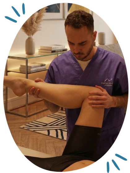 Trattamento osteopatico su ginocchio su lettino in ambiente domestico