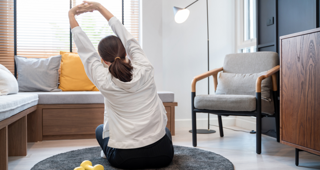 Esercizio di stretching a casa con braccia tese e inclinazione