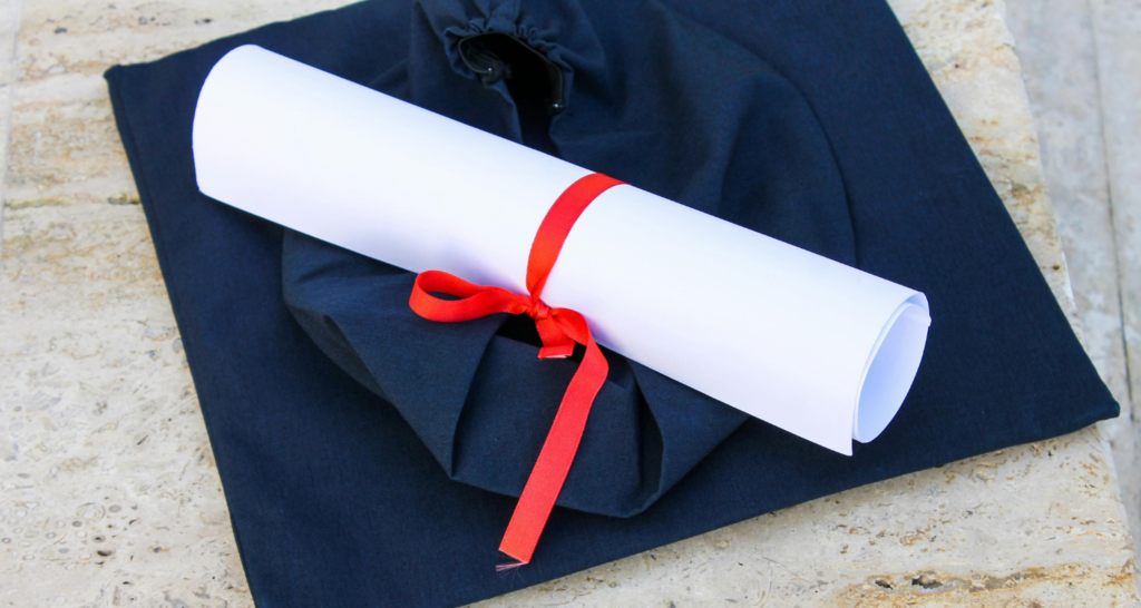 Cappello di laurea con la laurea in osteopatia